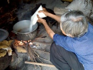 Bà lão chia sẻ kinh nghiệm và quy trình 30 năm làm mật ong giả: Bán đắt người ta mới tin