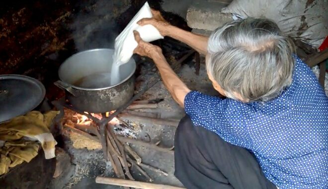 Bà lão chia sẻ kinh nghiệm và quy trình 30 năm làm mật ong giả: Bán đắt người ta mới tin Bà lão chia sẻ kinh nghiệm và quy trình 30 năm làm mật ong giả: Bán đắt người ta mới tin