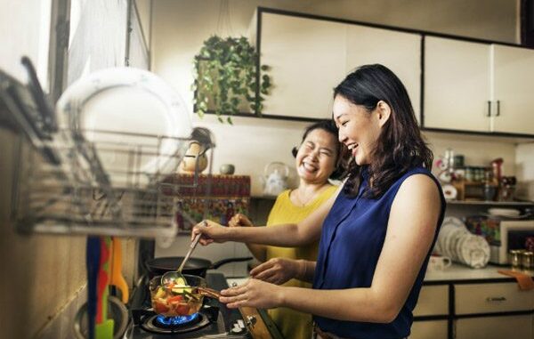 Mẹ tôi dưới quê lên chơi mấy hôm, vợ nấu toàn món ngon thết đãi. Thế nhưng vừa mở tủ lạnh, mặt tôi đã tái sắc, quyết không tha thứ Mẹ tôi dưới quê lên chơi mấy hôm, vợ nấu toàn món ngon thết đãi. Thế nhưng vừa mở tủ lạnh, mặt tôi đã tái sắc, quyết không tha thứ
