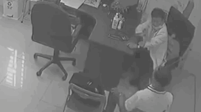 Camera vụ bác sĩ bị đồng nghiệp ch:ém tại phòng khám: Nguyên nhân được hé lộ Camera vụ bác sĩ bị đồng nghiệp ch:ém tại phòng khám: Nguyên nhân được hé lộ