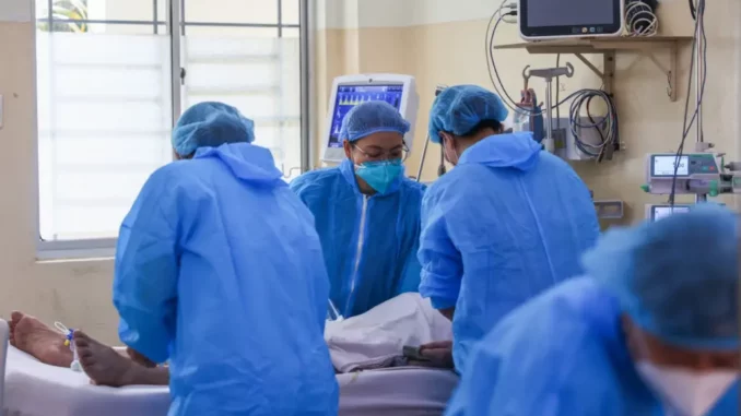 2 người tử vong, số ca mắc COVID-19 tăng gấp ba lần ở TPHCM
