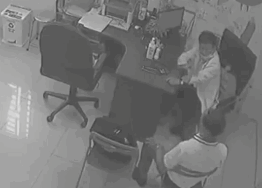 vụ b ác s ĩ bị đồng nghiệp ch::é:m tại phòng kh:ám: Nguyên nhân được hé lộ vụ b ác s ĩ bị đồng nghiệp ch::é:m tại phòng kh:ám: Nguyên nhân được hé lộ