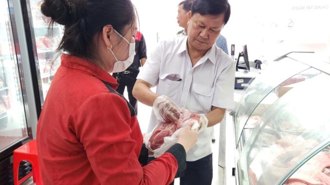 Vụ Công ty C.P. Việt Nam bị tố bán heo bệnh: Cửa hàng hoạt động khi giấy chứng nhận VSATTP hết hạn Vụ Công ty C.P. Việt Nam bị tố bán heo bệnh: Cửa hàng hoạt động khi giấy chứng nhận VSATTP hết hạn