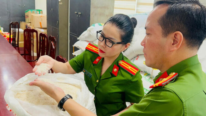 Hai chủ cửa hàng ở Hà Nội bán hơn 17 tấn gạo ‘ngon nhất thế giới’ giả mạo Hai chủ cửa hàng ở Hà Nội bán hơn 17 tấn gạo ‘ngon nhất thế giới’ giả mạo