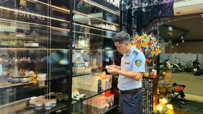 Hà Nội: Tạm giữ 383 sản phẩm mỹ phẩm tại Công ty Tinna Lê Make Up Hà Nội: Tạm giữ 383 sản phẩm mỹ phẩm tại Công ty Tinna Lê Make Up