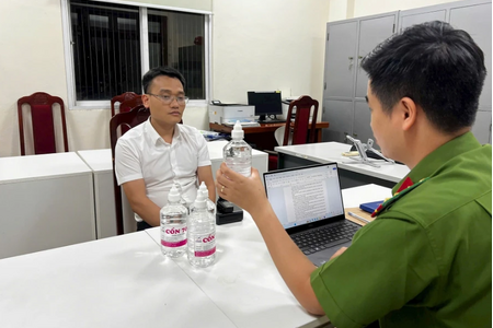 Phó Chủ tịch thị trấn bị bắt vì sản xuất 50.000 chai cồn giả Phó Chủ tịch thị trấn bị bắt vì sản xuất 50.000 chai cồn giả