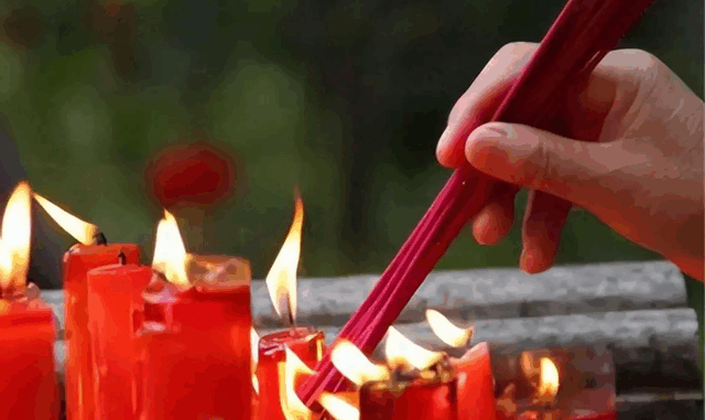 Khung giờ vàng thắp hương ngày mai – Rằm tháng 5 âm lịch 2025 để đắc được cát lành, vạn sự như ý Khung giờ vàng thắp hương ngày mai – Rằm tháng 5 âm lịch 2025 để đắc được cát lành, vạn sự như ý