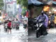 Ảnh: Mưa lớn khiến đường phố Hà Nội ngập sâu ngày cuối tuần, hàng loạt phương tiện chế.t máy
