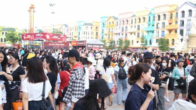 Biển người đổ về Hưng Yên Biển người đổ về Hưng Yên