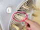 Đặt một chiếc kẹp gỗ lên quạt điện: Công dụng tuyệt vời giúp nhà mát lạnh lại đuổi muỗi hiệu quả