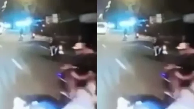 Hú vía 2 thiếu niên đạp ngã xe máy người đi đường ở TP.HCM Hú vía 2 thiếu niên đạp ngã xe máy người đi đường ở TP.HCM