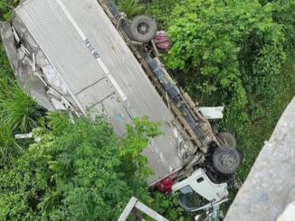 Tai nạn liên hoàn trên đường mòn Hồ Chí Minh: Xe tải lao xuống gầm cầu, xe con bị ‘vò nát’