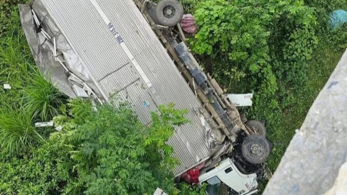 Tai nạn liên hoàn trên đường mòn Hồ Chí Minh: Xe tải lao xuống gầm cầu, xe con bị ‘vò nát’ Tai nạn liên hoàn trên đường mòn Hồ Chí Minh: Xe tải lao xuống gầm cầu, xe con bị ‘vò nát’