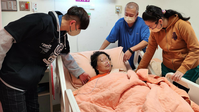 Người phụ nữ đột quỵ sau khi gội đầu vào mùa hè! Cảnh báo: Sau 60 tuổi, khi gội đầu cần ghi nhớ ‘4 không’ Người phụ nữ đột quỵ sau khi gội đầu vào mùa hè! Cảnh báo: Sau 60 tuổi, khi gội đầu cần ghi nhớ ‘4 không’