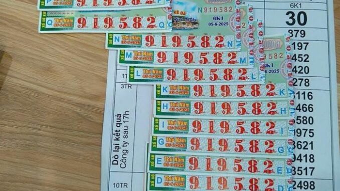Mua vé số trên đường chạy xe máy từ TP HCM về Đắk Lắk, 1 thanh niên trúng 28 tỉ đồng Mua vé số trên đường chạy xe máy từ TP HCM về Đắk Lắk, 1 thanh niên trúng 28 tỉ đồng