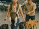 Người mẹ địu theo con nhỏ ra sân bay, vừa đặt vali xuống chú chó của người bên cạnh liên tục sủa dữ dội cắn vỡ cả hành lý
