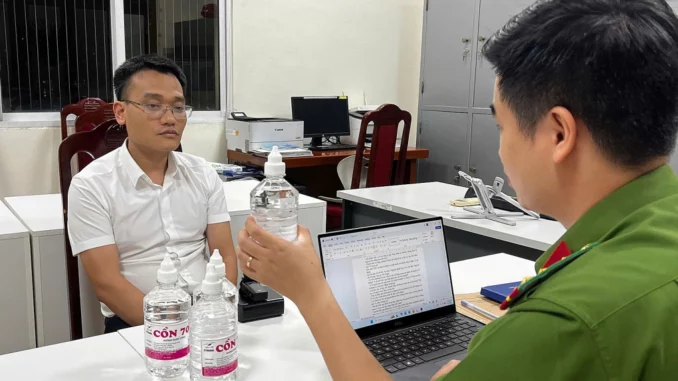 Phó chủ tịch thị trấn ở Hà Nội bị b:ắ-t vì sản xuất cồn g:i:ả Phó chủ tịch thị trấn ở Hà Nội bị b:ắ-t vì sản xuất cồn g:i:ả