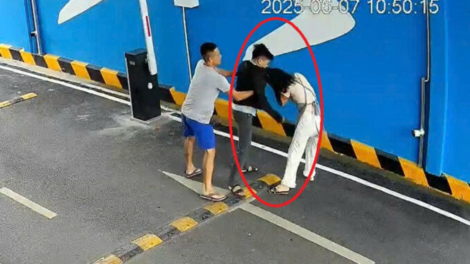 Người phụ nữ bị chồng cũ tìm đến tận chỗ làm túm tóc đánh liên tục vào mặt Người phụ nữ bị chồng cũ tìm đến tận chỗ làm túm tóc đánh liên tục vào mặt