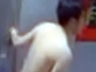 Người đàn ông "thoát y" đuổi theo cô gái trong đêm ở Hà Nội: Đoạn clip gần 1 phút gây bức xúc