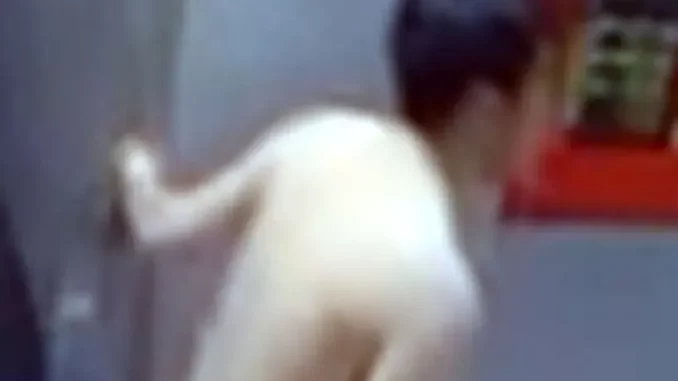 Người đàn ông "thoát y" đuổi theo cô gái trong đêm ở Hà Nội: Đoạn clip gần 1 phút gây bức xúc Người đàn ông "thoát y" đuổi theo cô gái trong đêm ở Hà Nội: Đoạn clip gần 1 phút gây bức xúc
