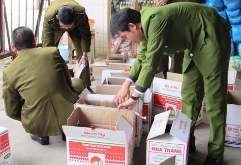 2.000 chai nước mang Nam Ngư đã bị tịch thu, người dân h;oang mang không biết bao năm nay ăn phải thứ gì