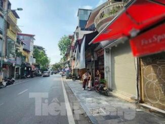 Hà Nội: Hàng loạt cửa hàng kinh doanh trên phố cổ ‘cửa đóng then cài’