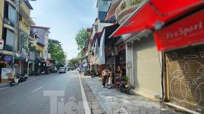 Hà Nội: Hàng loạt cửa hàng kinh doanh trên phố cổ ‘cửa đóng then cài’