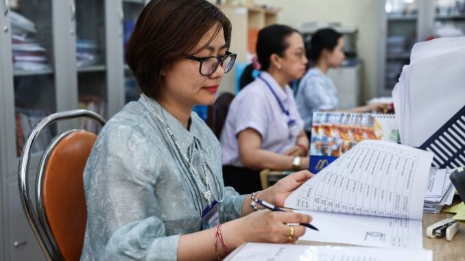Hơn 54% cán bộ sẵn sàng ‘dứt áo ra đi’ dù không nằm trong diện tinh giản Hơn 54% cán bộ sẵn sàng ‘dứt áo ra đi’ dù không nằm trong diện tinh giản