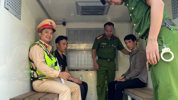 Hai phạm nhân trốn khỏi trại giam Thanh Xuân, Bộ Công an bị bắt khi đang lẩn trốn trong rừng keo ở Nghệ An Hai phạm nhân trốn khỏi trại giam Thanh Xuân, Bộ Công an bị bắt khi đang lẩn trốn trong rừng keo ở Nghệ An