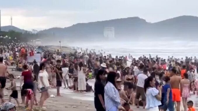 30 giây đối mặt với t;ử thần khi 21 người bị nước biển cuốn trôi ở Cửa Lò: Xem mà h;ãi quá 30 giây đối mặt với t;ử thần khi 21 người bị nước biển cuốn trôi ở Cửa Lò: Xem mà h;ãi quá
