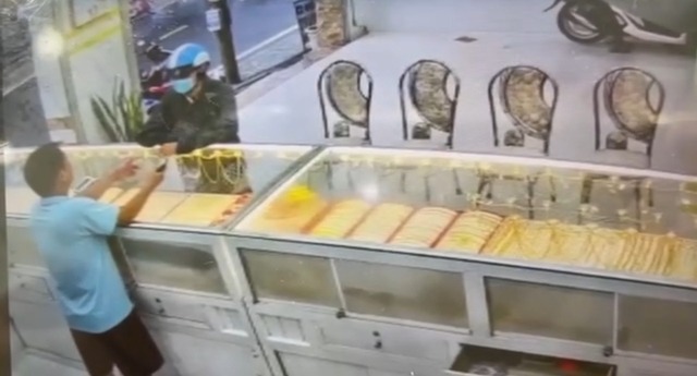 Nghi phạm cướp tiệm vàng ở Cà Mau bị bắt khi về nhà ăn cơm, công an chờ ăn xong mới đưa về đồn