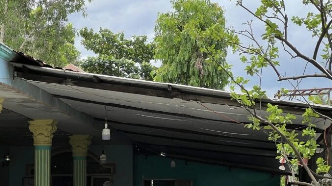 Gọi mãi không được, vợ leo lên mái nhà thì thấy chồng nằm bất động, người cháy sém Gọi mãi không được, vợ leo lên mái nhà thì thấy chồng nằm bất động, người cháy sém