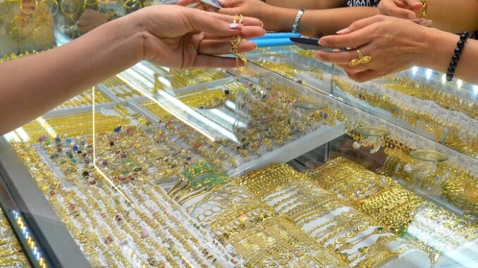 Giá vàng hôm nay 11-6: Giảm mạnh rồi bật tăng trở lại Giá vàng hôm nay 11-6: Giảm mạnh rồi bật tăng trở lại