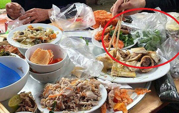 Biết tôi vừa s/i/nh con mới được 10 ngày, các chị chồng tíu tít đến thăm rồi gọi 1 bàn đồ ăn ê hề hải sản về liên hoan, xong đâu đấy, mẹ chồng ném cho tôi đôi găng tay rồi sai đi rửa bát dọn dẹp để 3 chị chồng ngồi chơi xơi nước, chồng tôi tức quá đ/ậ/p bàn tuyên bố 1 câu khiến bà sợ t/á/i mặt còn các chị về thẳng cửa Biết tôi vừa s/i/nh con mới được 10 ngày, các chị chồng tíu tít đến thăm rồi gọi 1 bàn đồ ăn ê hề hải sản về liên hoan, xong đâu đấy, mẹ chồng ném cho tôi đôi găng tay rồi sai đi rửa bát dọn dẹp để 3 chị chồng ngồi chơi xơi nước, chồng tôi tức quá đ/ậ/p bàn tuyên bố 1 câu khiến bà sợ t/á/i mặt còn các chị về thẳng cửa