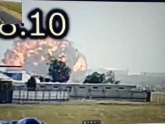 Khoảnh khắc máy bay Ấn Độ chở 242 người lao xuống đất rồi bốc cháy