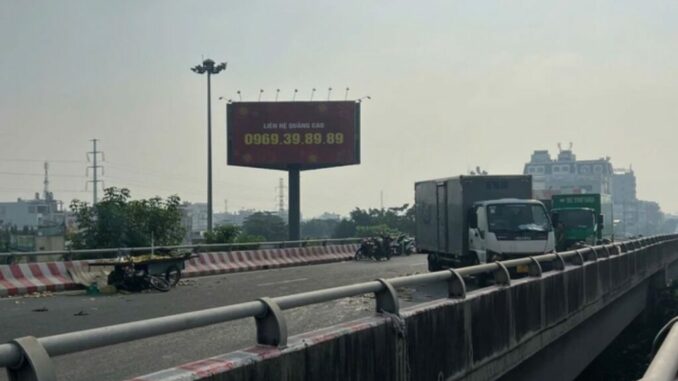 Xe máy chở trái cây va xe thư báo trên cầu Bình Lợi, 1 người tử vong Xe máy chở trái cây va xe thư báo trên cầu Bình Lợi, 1 người tử vong