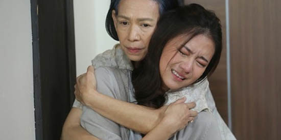 Bố vợ m/ấ/t sớm, chỉ còn 1 mình mẹ vợ tảo tần nuôi vợ và 2 anh trai ăn học nên người nhưng ngày bà đổ b;;ệnh nằm 1 chỗ, 2 anh thoái thác trách nhiệm ở hẳn trên thành phố không 1 lời hỏi thăm hay chăm nom mẹ được 1 ngày. Là phận con rể nhưng tôi coi mẹ như mẹ r;;;uột, biết chữa b/ệnh cho mẹ tốn kém, tôi cắn răng cầm cố sổ đỏ căn nhà đang ở lấy 2 tỷ để cứt vớt tình hình, hy vọng mẹ ở cùng chúng tôi được thêm năm nào hay năm ấy. Nào ngờ vẫn không thắng được t/ử thần. Ngày h-ấp h-ối, bà đưa cho tôi 50 nghìn rồi dặn cất kĩ, nhất định không được tiêu trước ngày giỗ đầu của mẹ. Tôi nghẹn ngào cất đi coi như làm kỉ niệm. Bẵng đi đến 1 năm sau, đúng ngày đang tất bật chuẩn bị cơm cúng cho mẹ thì sự lạ bất ngờ xảy ra ….. Bố vợ m/ấ/t sớm, chỉ còn 1 mình mẹ vợ tảo tần nuôi vợ và 2 anh trai ăn học nên người nhưng ngày bà đổ b;;ệnh nằm 1 chỗ, 2 anh thoái thác trách nhiệm ở hẳn trên thành phố không 1 lời hỏi thăm hay chăm nom mẹ được 1 ngày. Là phận con rể nhưng tôi coi mẹ như mẹ r;;;uột, biết chữa b/ệnh cho mẹ tốn kém, tôi cắn răng cầm cố sổ đỏ căn nhà đang ở lấy 2 tỷ để cứt vớt tình hình, hy vọng mẹ ở cùng chúng tôi được thêm năm nào hay năm ấy. Nào ngờ vẫn không thắng được t/ử thần. Ngày h-ấp h-ối, bà đưa cho tôi 50 nghìn rồi dặn cất kĩ, nhất định không được tiêu trước ngày giỗ đầu của mẹ. Tôi nghẹn ngào cất đi coi như làm kỉ niệm. Bẵng đi đến 1 năm sau, đúng ngày đang tất bật chuẩn bị cơm cúng cho mẹ thì sự lạ bất ngờ xảy ra …..