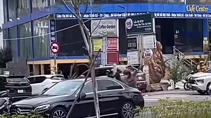 Xác minh clip người đàn ông chạy SH chặn xe, đập phá ô tô Mercedes Xác minh clip người đàn ông chạy SH chặn xe, đập phá ô tô Mercedes