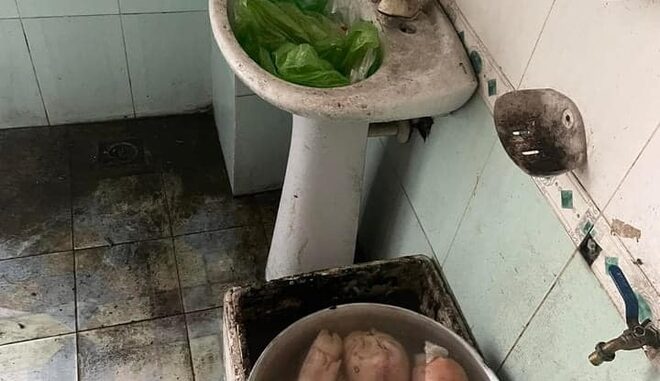 Thôi nhé, từ nay là xin phép tránh xa quán vịt quay nổi tiếng này, bao nhiêu người ăn phải làm sao bây giờ? Thôi nhé, từ nay là xin phép tránh xa quán vịt quay nổi tiếng này, bao nhiêu người ăn phải làm sao bây giờ?