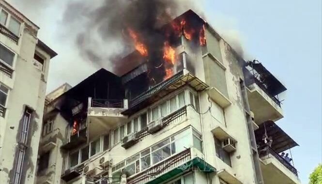 Cháy chung cư, 3 cha con tu vong khi nhảy xuống từ ban công tầng 9 Cháy chung cư, 3 cha con tu vong khi nhảy xuống từ ban công tầng 9