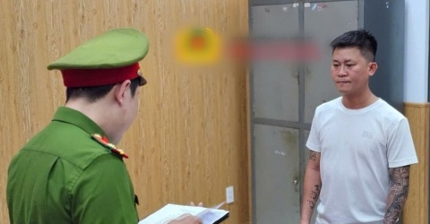 Triệt phá đường dây c.á đ.ộ hơn 2000 tỷ đồng, bắt ông trùm Phạm Công Lộc ngay khi vừa từ Campuchia về nước Triệt phá đường dây c.á đ.ộ hơn 2000 tỷ đồng, bắt ông trùm Phạm Công Lộc ngay khi vừa từ Campuchia về nước