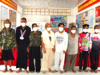 Tàu cá Cà Mau cứu vớt 8 thuyền viên người nước ngoài trôi dạt trên biển