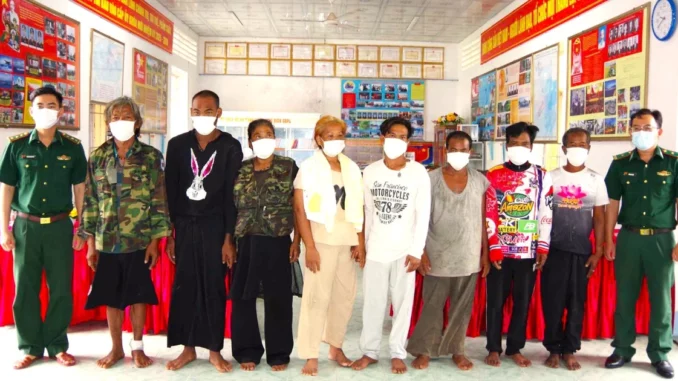 Tàu cá Cà Mau cứu vớt 8 thuyền viên người nước ngoài trôi dạt trên biển Tàu cá Cà Mau cứu vớt 8 thuyền viên người nước ngoài trôi dạt trên biển