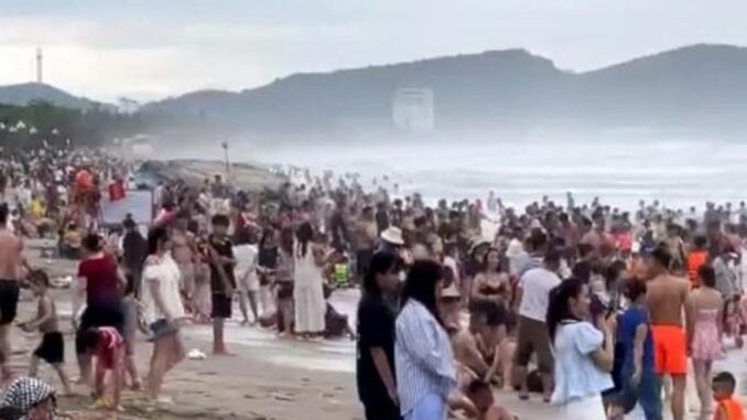 Nhân chứng đến giờ chân vẫn còn r;un, kể lại giây phút dòng nước xiết nu;ốt c;hửng 20 người ở biển Cửa Lò Nhân chứng đến giờ chân vẫn còn r;un, kể lại giây phút dòng nước xiết nu;ốt c;hửng 20 người ở biển Cửa Lò
