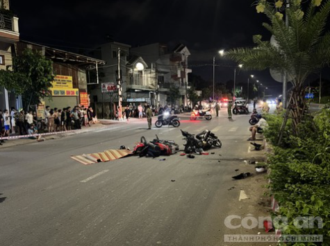 Thắt lòng cha mẹ ôm thi thể con trai gào khóc sau vụ tai nạn ở Bình Dương: ‘Con nói 45 phút nữa sẽ về’ Thắt lòng cha mẹ ôm thi thể con trai gào khóc sau vụ tai nạn ở Bình Dương: ‘Con nói 45 phút nữa sẽ về’