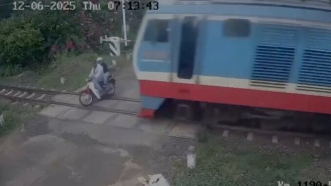 Đau đớn khoảnh khắc cuối cùng 2 vợ chồng bị tàu tông tử vong Đau đớn khoảnh khắc cuối cùng 2 vợ chồng bị tàu tông tử vong