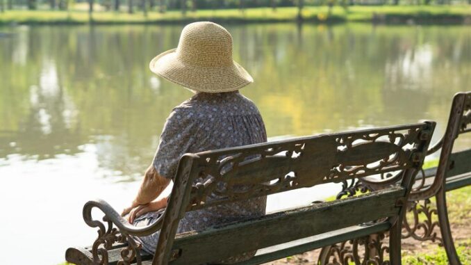 Về hưu với 20 tỷ tiết kiệm, tôi nhận ra mình thất bại thảm hại: Chỉ ước được như bà bán rau hàng xóm Về hưu với 20 tỷ tiết kiệm, tôi nhận ra mình thất bại thảm hại: Chỉ ước được như bà bán rau hàng xóm