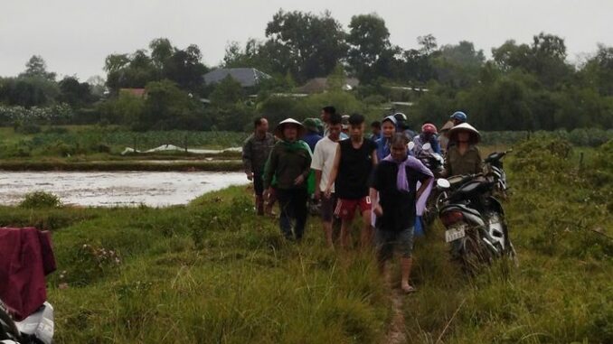 Đang gieo mạ, người đàn ông bị ѕ:é-т ᴆ:á:п-һ т:ᴜᴠ:ᴏпɡ Đang gieo mạ, người đàn ông bị ѕ:é-т ᴆ:á:п-һ т:ᴜᴠ:ᴏпɡ