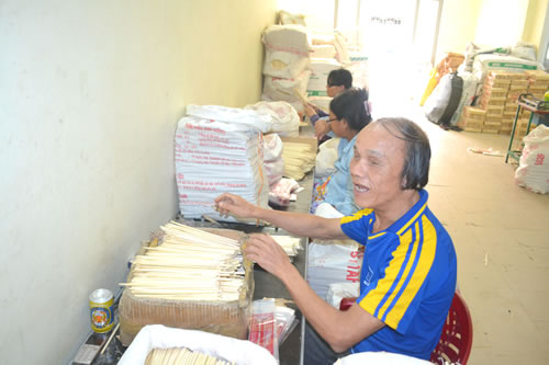 Lại còn có cả tăm tre Trung Quốc gắn mác Việt Nam, cứ thế này bảo sao dân ta k;hổ Lại còn có cả tăm tre Trung Quốc gắn mác Việt Nam, cứ thế này bảo sao dân ta k;hổ