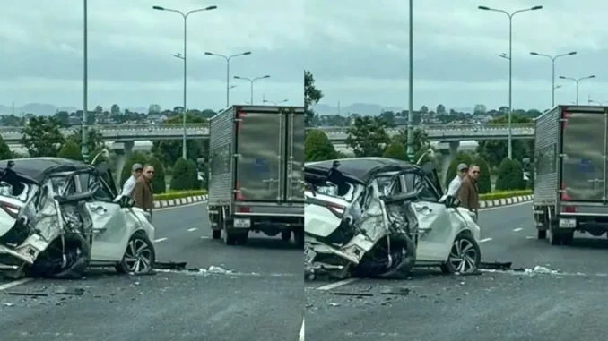 Va chạm với xe khách trên cao tốc, xe con biến dạng, 5 người bị thương Va chạm với xe khách trên cao tốc, xe con biến dạng, 5 người bị thương
